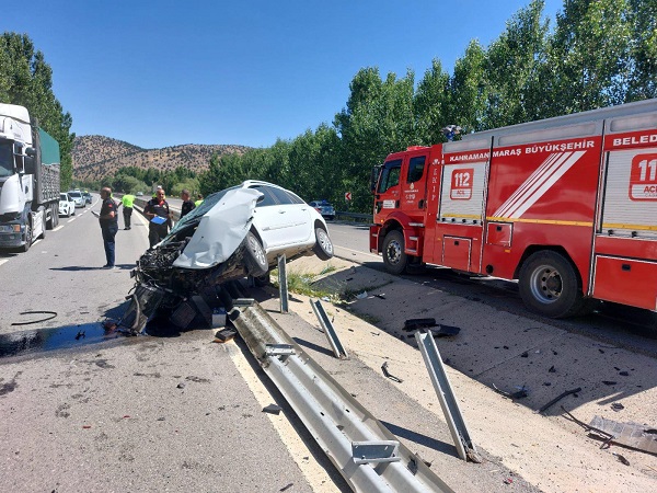 Göksun’da otomobil bariyerlere çarptı: 3 yaralı