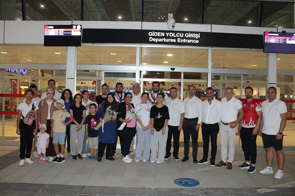 ŞAMPİYONLARA COŞKULU KARŞILAMA!