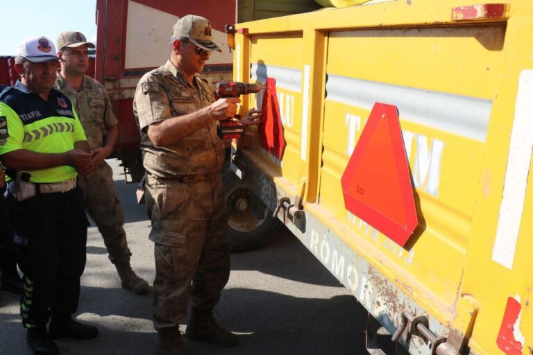 Kahramanmaraş’ta jandarma römorklara reflektörleri kendi elleriyle taktı