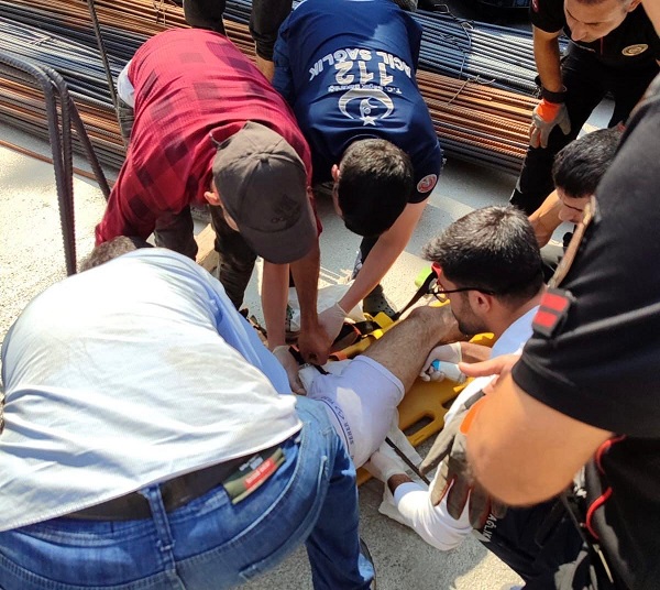 Vinçten kayan demir çubuk hayalarına saplandı
