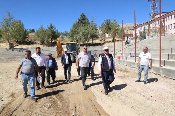 BAYDEMİRLİ GÜREŞ SAHASI ÇALIŞMALARI TÜM HIZIYLA DEVAM EDİYOR