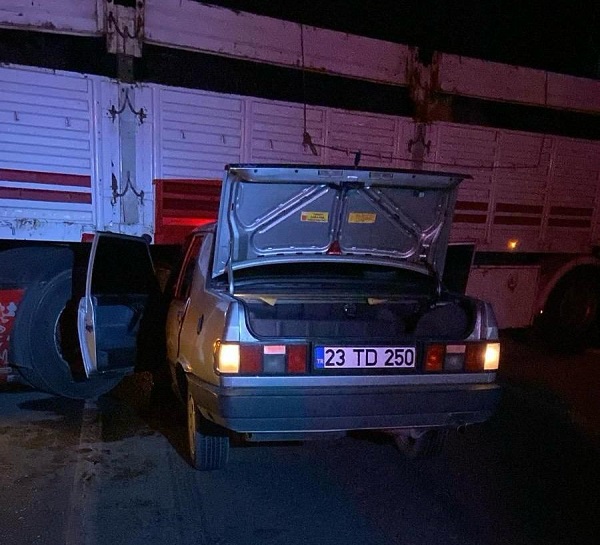 Kahramanmaraş’ta otomobil tıra ok gibi saplandı