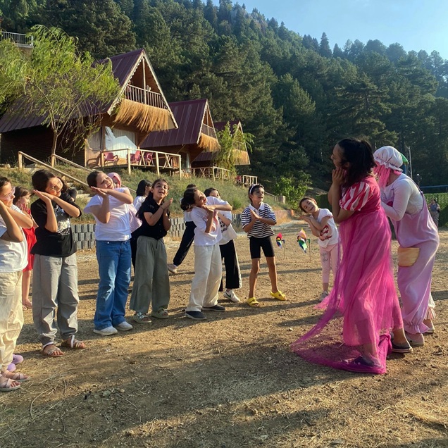 Anne ve Kızlar Doğada Buluştu