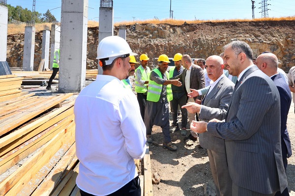 Kirişci ve Toptaş, Kale Gençlik Merkezi inşaatında incelemelerde bulundu