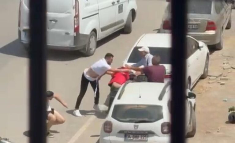 Trafikte motokurye’ye acımasız saldırı..