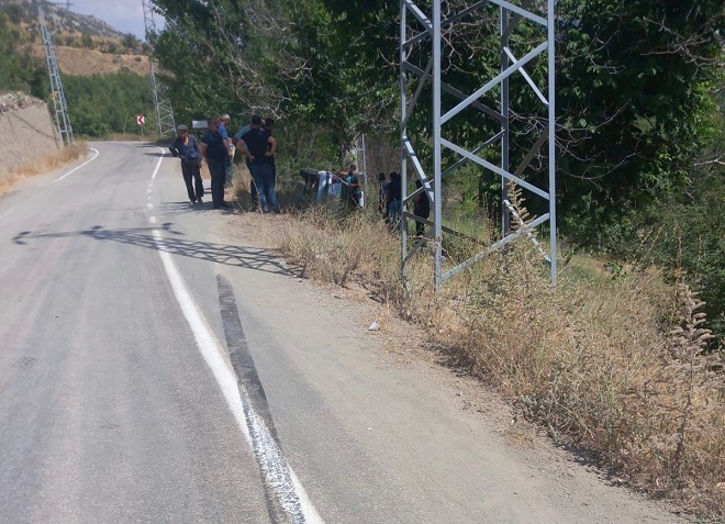 Ekinözü’nde otomobil şarampole devrildi: 1 yaralı