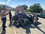 Tırın çarptı otomobil hurdaya döndü: 2 yaralı