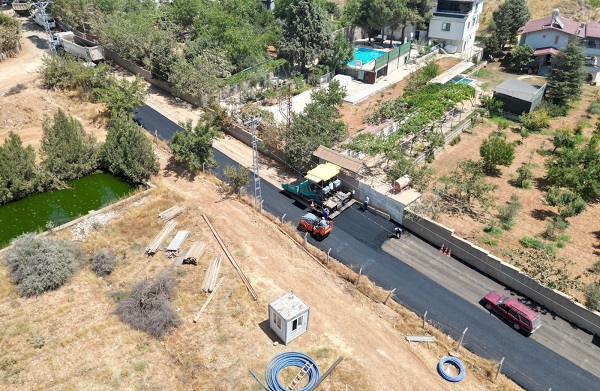 DULKADİROĞLU BELEDİYESİ’NDEN AYAKLICAOLUK VE AKYAR’DA ASFALT ÇALIŞMASI
