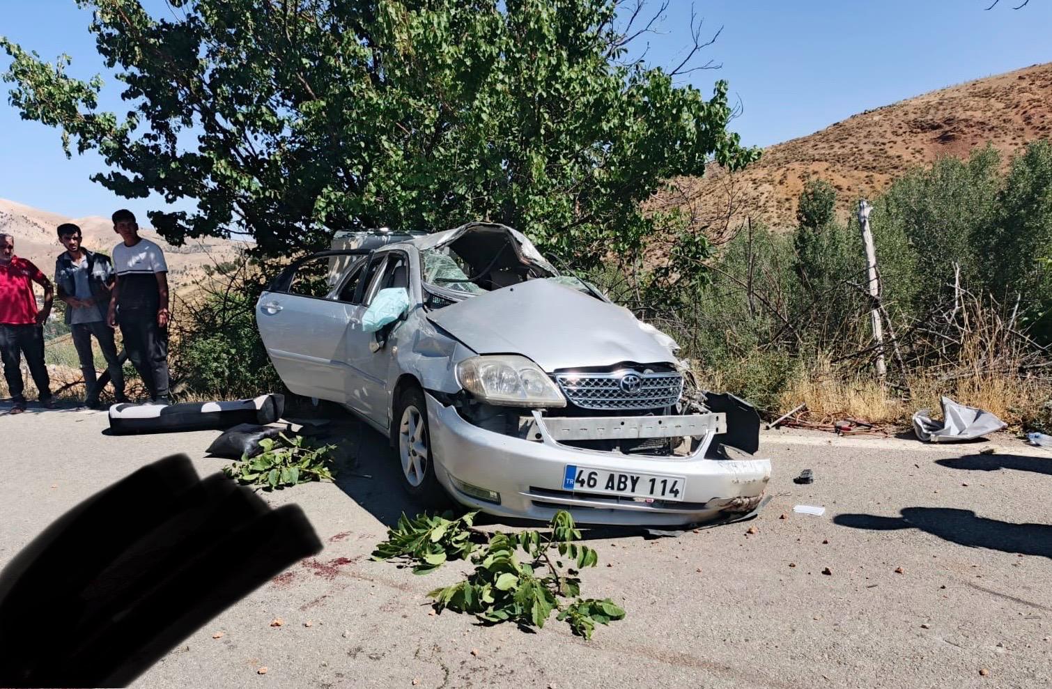 Nurhak’ta ehliyetsiz sürücü ağaça çarptı: 1 ağır 3 yaralı