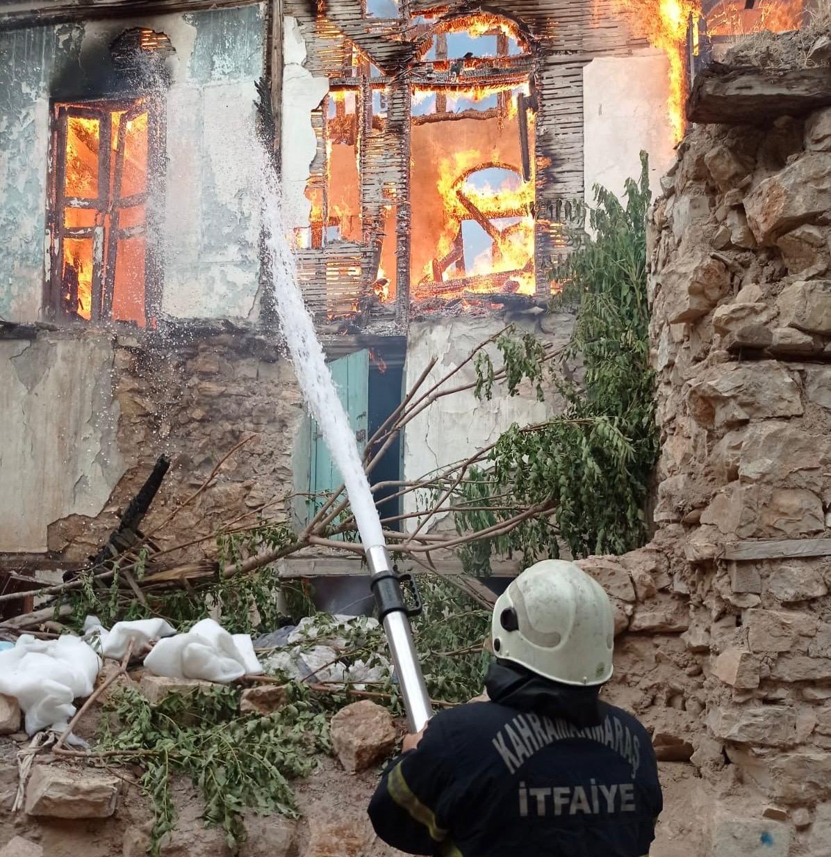 Kahramanmaraş’ta metruk binada yangın