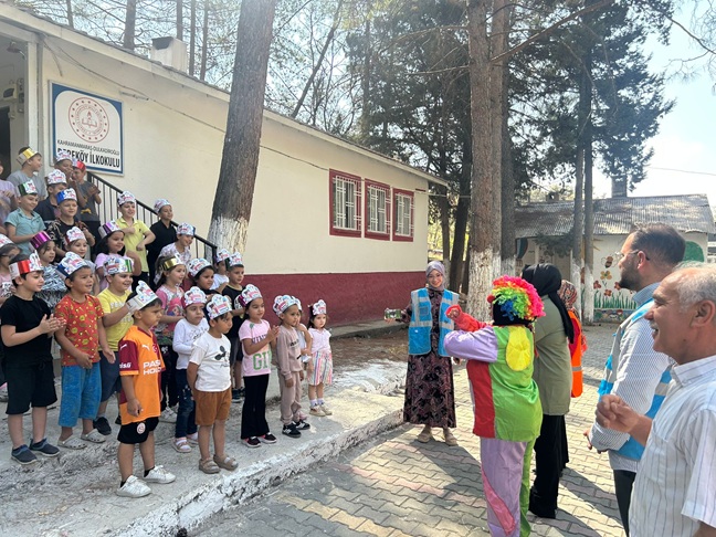 AK Parti Dulkadiroğlu Kadın ve Gençlik Kollarından Miniklere Tatlı Sürpriz