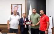 Kahramanmaraşlı Güreşçilerden İl Millî Eğitim Müdürü Baydur’a Teşekkür Ziyareti