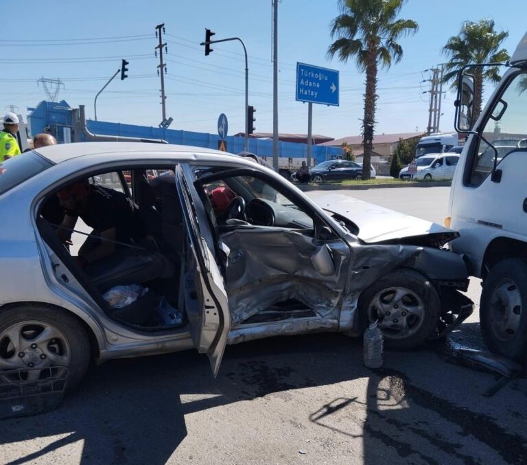 Kahramanmaraş’ta hafif ticari araç ile otomobil çarpıştı: 3 yaralı