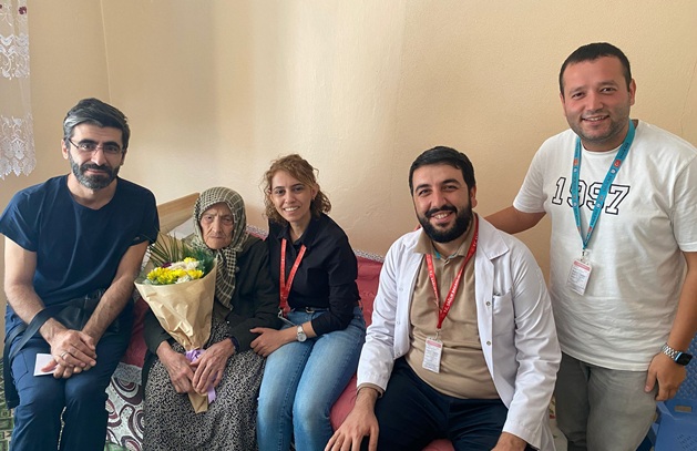 Çağlayancerit Devlet Hastanesi’nden Dünya Yaşlılar Günü’nde Anlamlı Ziyaret