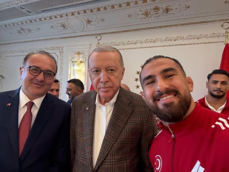 Cumhurbaşkanı Erdoğan, Geleneksel Güreş Şampiyonlarını Kabul Etti