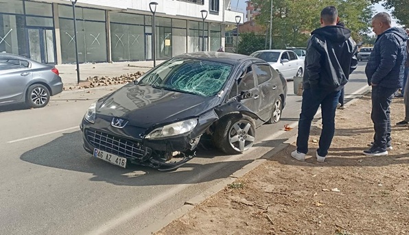 Afşin’de kontrolden çıkan otomobil refüje çarptı