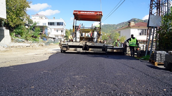 Büyükşehir, Andırın’da 2 Kilometrelik Arteri Sıcak Asfaltla Kaplıyor