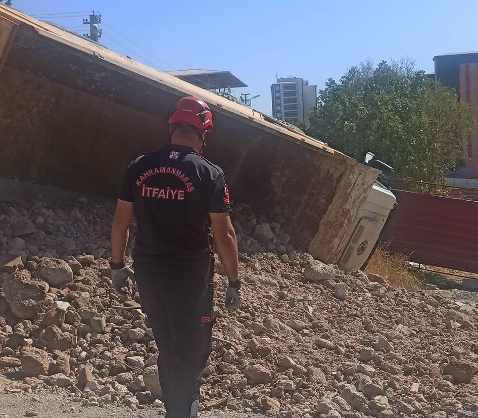 Kahramanmaraş’ta hafriyat yüklü kamyon devrildi: 1 yaralı