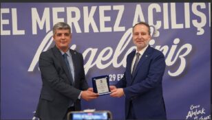 Erbakan’dan Muhammed Aydoğar’a Plaket