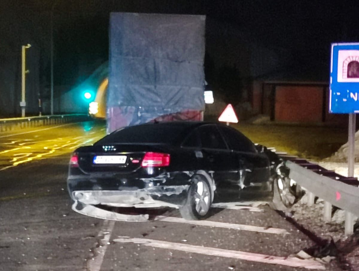 otomobil bariyerlere çarptı zor durdu