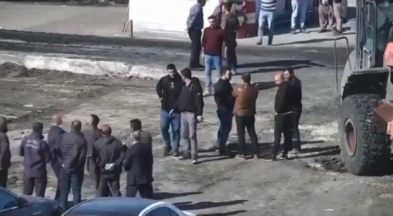 Fabrika sahibini tek yumrukla yere serdi