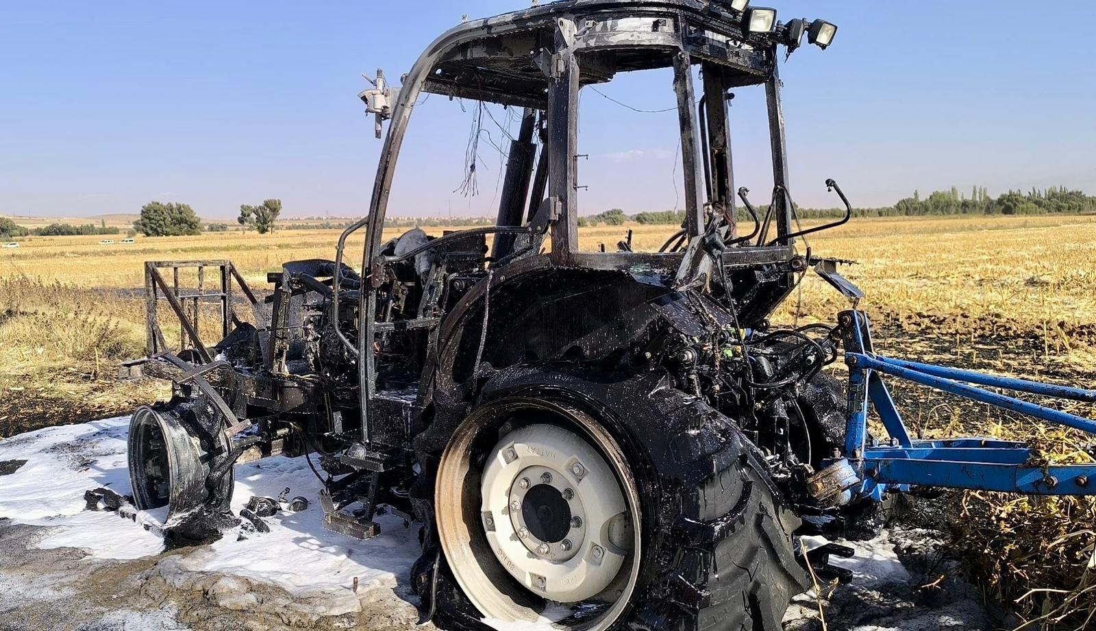 Elbistan’da traktör demir yığınına döndü