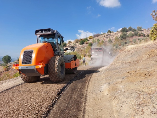 DULKADİROĞLU’NDA YOL SEFERBERLİĞİ SÜRÜYOR