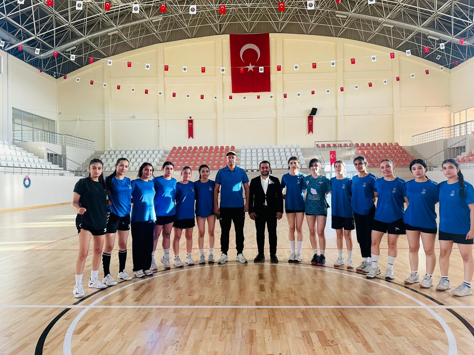 ALTIN KIZLAR F GRUBUNDA!