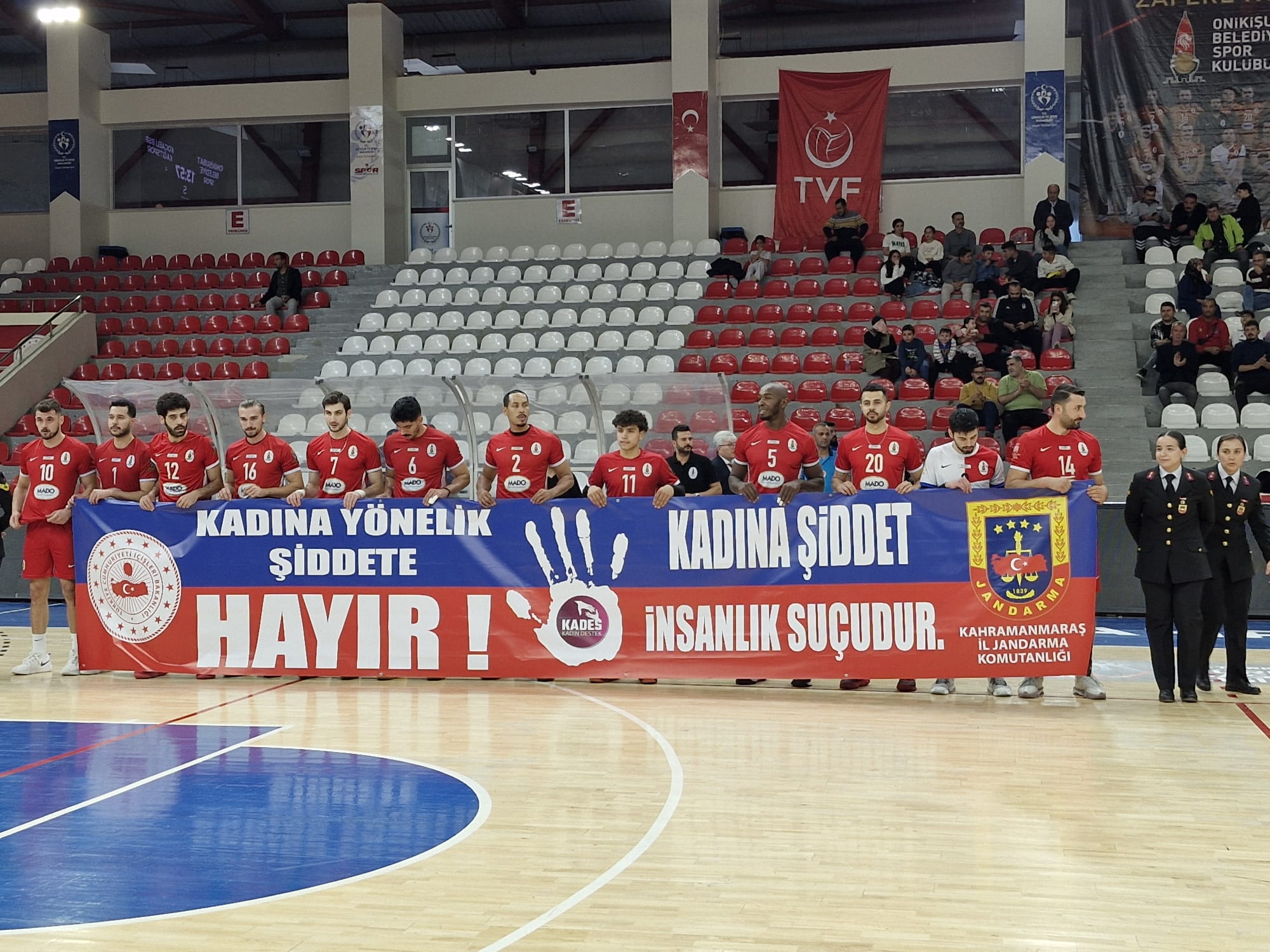 Kahramanmaraş’ta Kadına Şiddete Karşı Mesaj: Voleybol Takımı Pankart Açtı