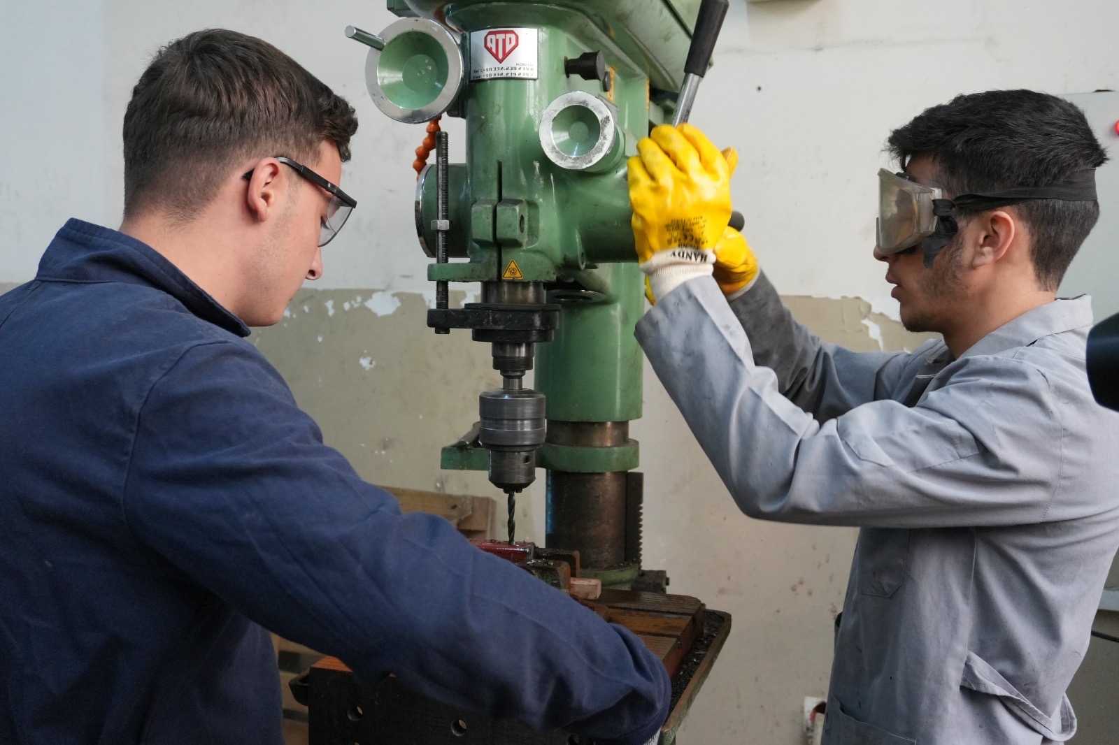 Meslek Lisesi Öğrencileri Dulkadiroğlu Belediyesi İçin Bank ve Piknik Masası Üretiyor