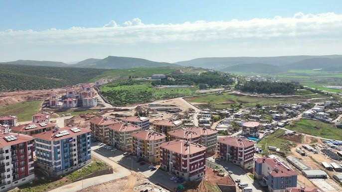 PAZARCIK’TA YENİDEN DOĞUŞ: 6 ŞUBAT DEPREMİNİN MERKEZ ÜSSÜNDE İNŞAATLAR HIZLA YÜKSELİYOR