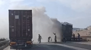 Tır Yandı, Kamyon Araziye Uçtu