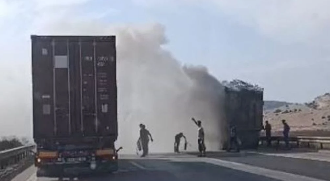 Tır Yandı, Kamyon Araziye Uçtu