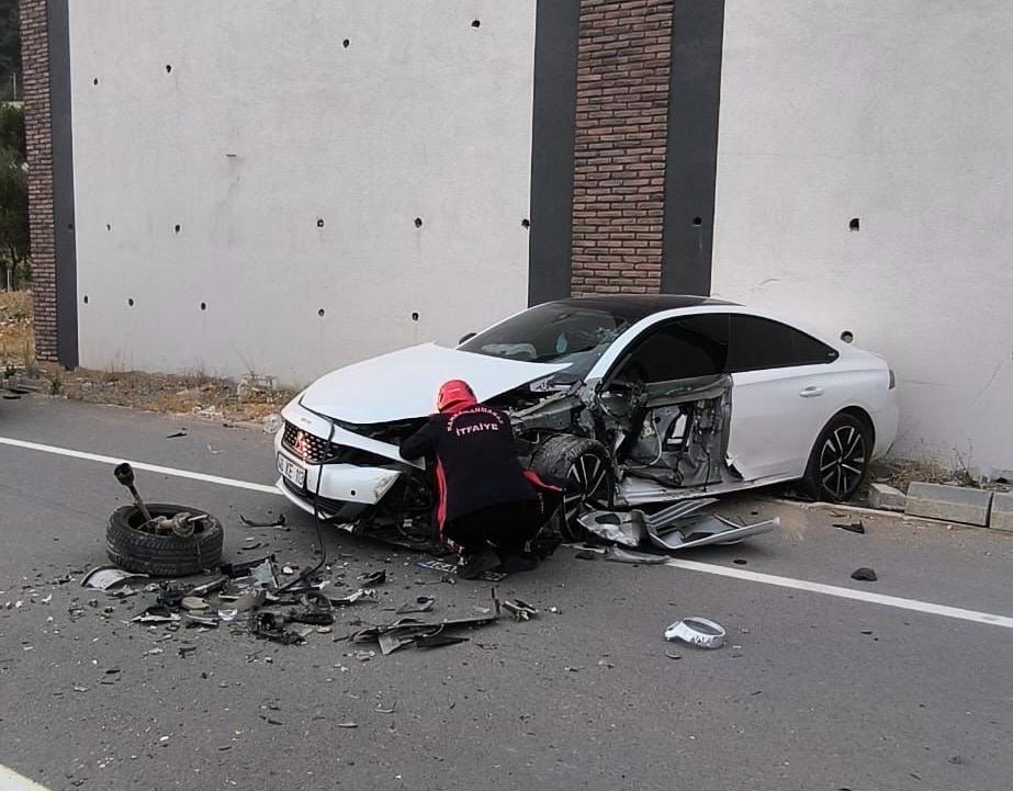 Kahramanmaraş’ta iki otomobil çarpıştı: 1’i ağır 2 yaralı