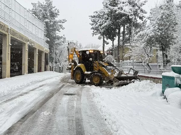 DULKADİROĞLU’NDA YOĞUN KAR MESAİSİ: EKİPLER 105 MAHALLEDE SAHADA