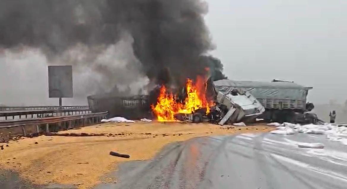 3 tır alev alev yandı