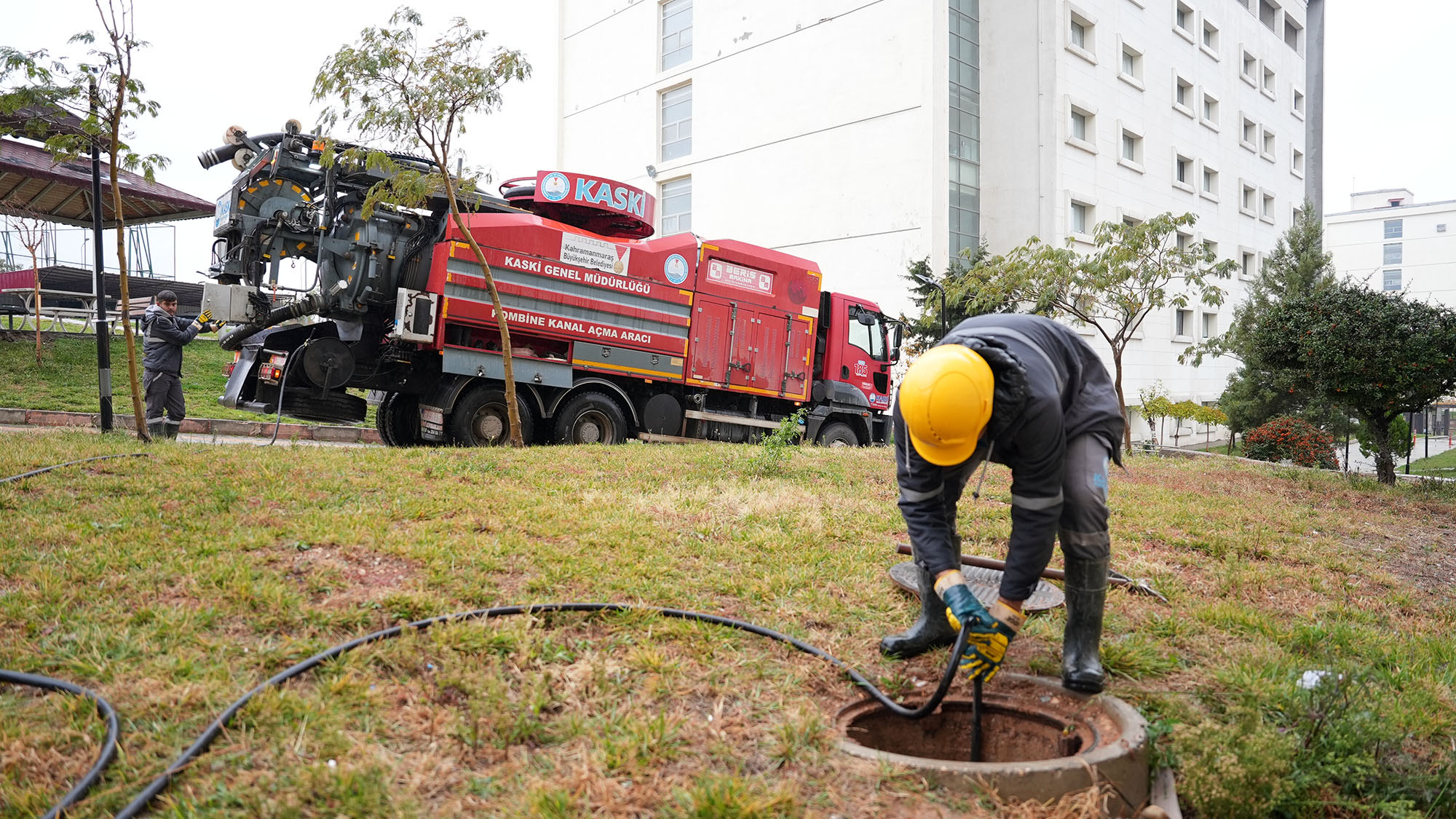 KASKİ Sahada; Sağanak Yağışın İzleri Bir Bir Siliniyor