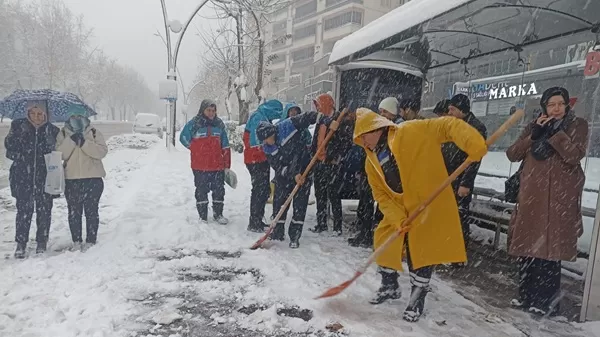 Büyükşehir’den Yaya Yollarında Kar Mesaisi