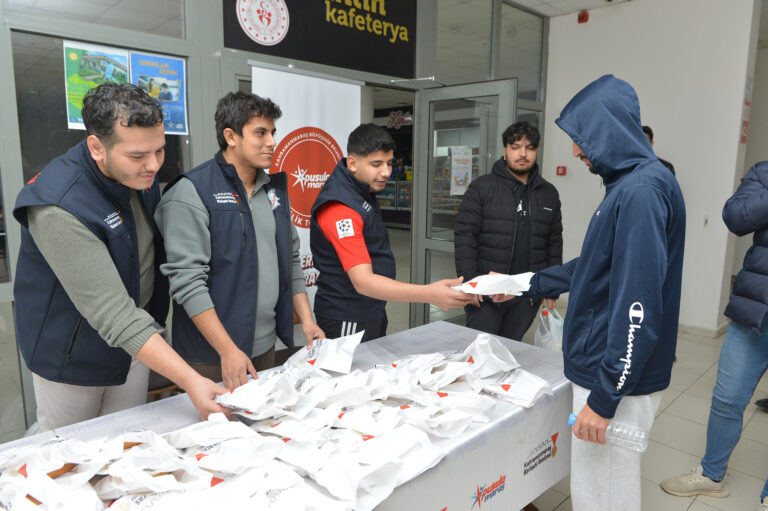 Büyükşehir’den Regaip Kandili’nde Üniversiteli Gençlere Anlamlı İkram