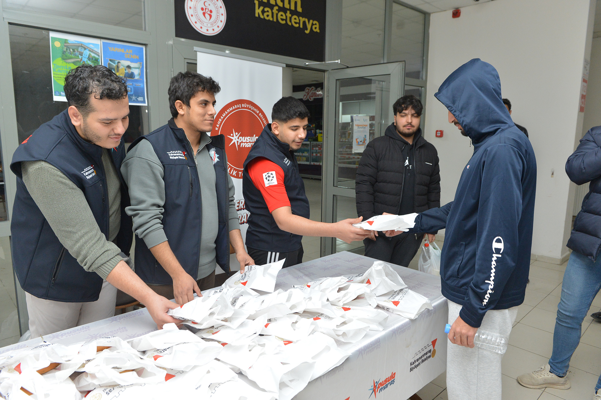 Büyükşehir’den Regaip Kandili’nde Üniversiteli Gençlere Anlamlı İkram