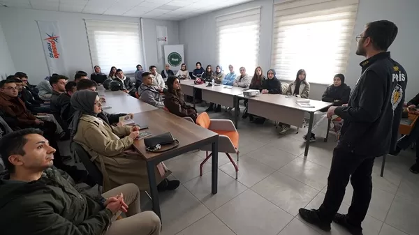 Bilinçli Gençlik İçin Örnek Buluşma; Pusula Maraş’tan Farkındalık Semineri