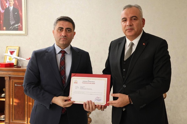 Onikişubat Kaymakamı Salih Çiğdem, İnsan Hakları Komisyonu Üyelerini Teşekkür Belgesiyle Onurlandırdı