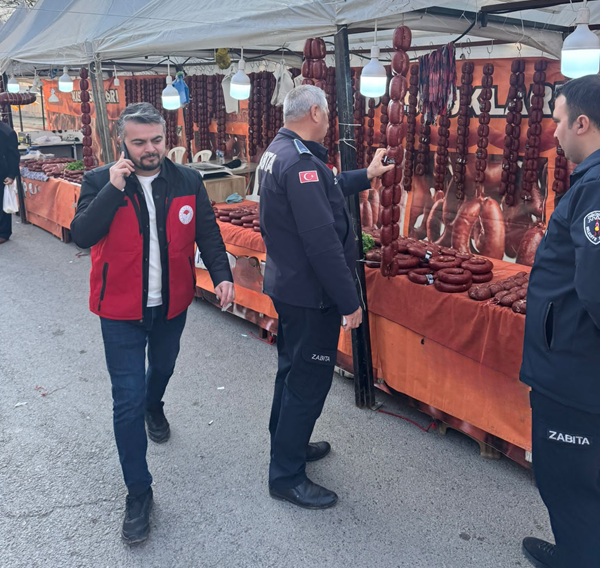 Onikişubat Belediyesi Zabıtası, tarihi geçmiş 850 kilogram sucuk ele geçirdi