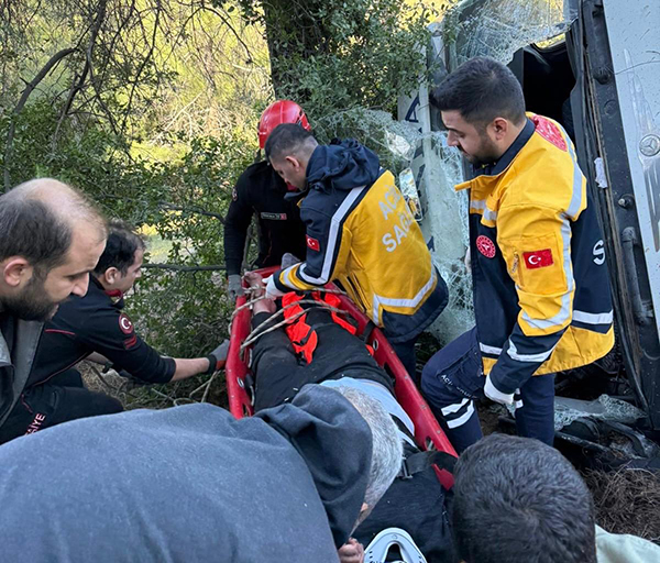 Kahramanmaraş’ta kamyon uçuruma yuvarlandı
