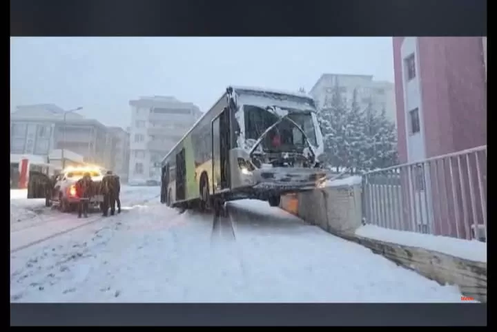 Yoğun Kar Kahramanmaraş’ta Kazaları Getirdi: Otobüsler Kontrolden Çıktı