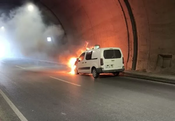 Kahramanmaraş’ta araç seyir halinde alev topuna döndü