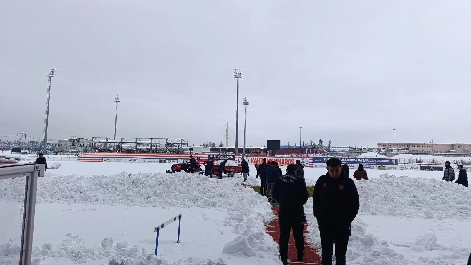 Kahramanmaraş’ta kar seferberliği saha temizleniyor, maç oynatılacak
