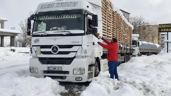 Edebiyat Yolu’nda Eksi 10 Derecede Gönülleri Isıtan Destek: Sürücülere Sıcak Çorba Sürprizi!