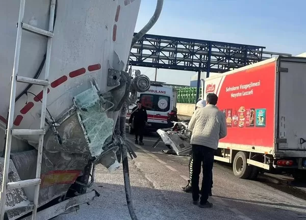 Kahramanmaraş-Adana Yolunda Korkutan Kaza: Yakıt Tankerine Çarptı! 1’i Ağır 2 Yaralı