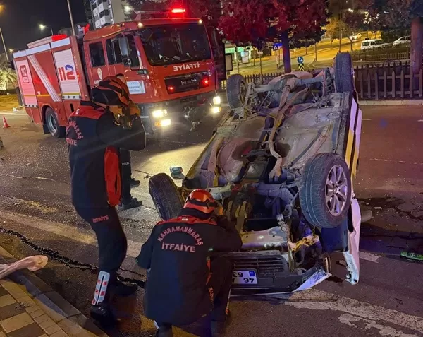 Kahramanmaraş Onikişubat’ta Korkutan Kaza: Otomobil Refüje Çarpıp Takla Attı!